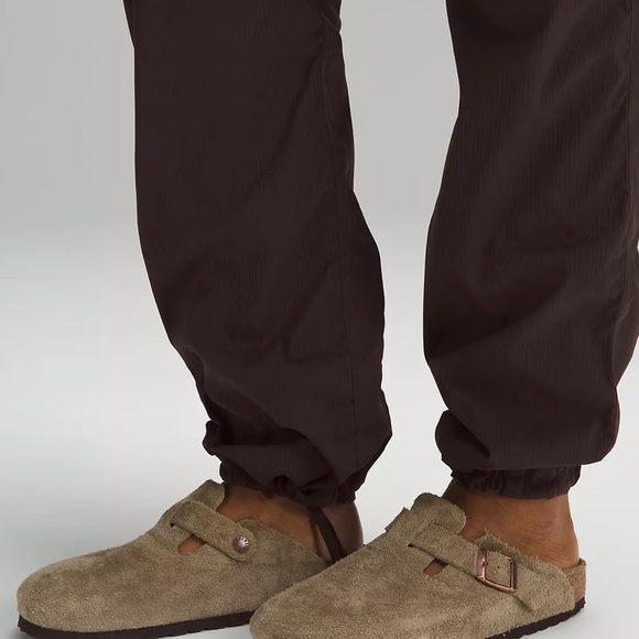 Lululemon Dance Studio Mid-Rise Pant
Regular color espresso woman’s size 0 to 14 - Picture 3 of 10